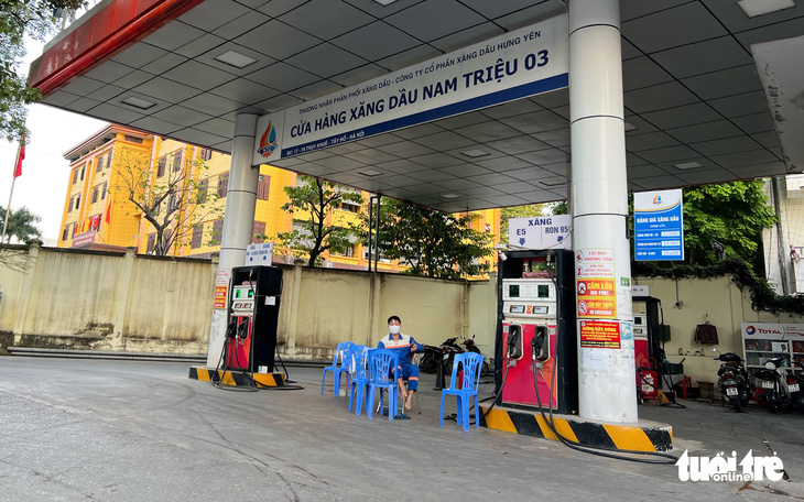 Giá xăng tăng, nhiều cửa hàng ở Hà Nội vẫn 