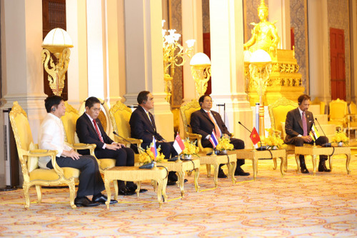 Thủ tướng Phạm Minh Chính và lãnh đạo ASEAN tiếp kiến Quốc vương Campuchia - Ảnh 2.