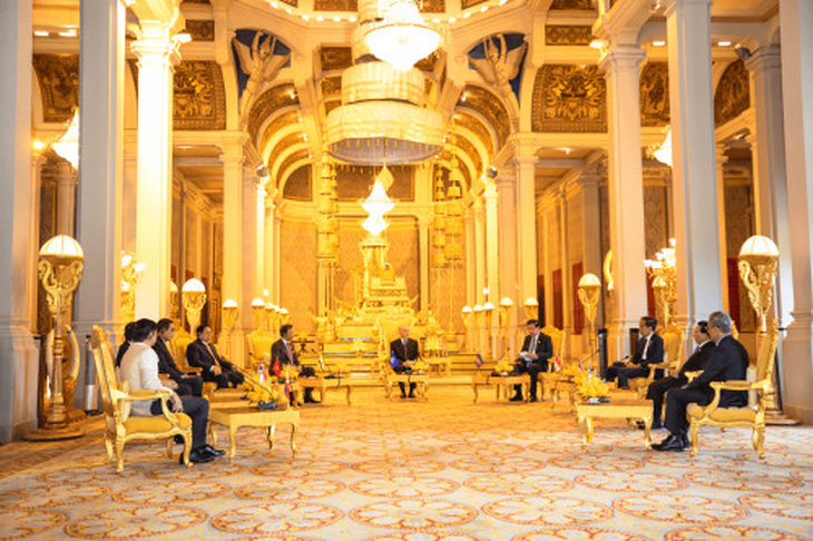 Thủ tướng Phạm Minh Chính và lãnh đạo ASEAN tiếp kiến Quốc vương Campuchia - Ảnh 1.
