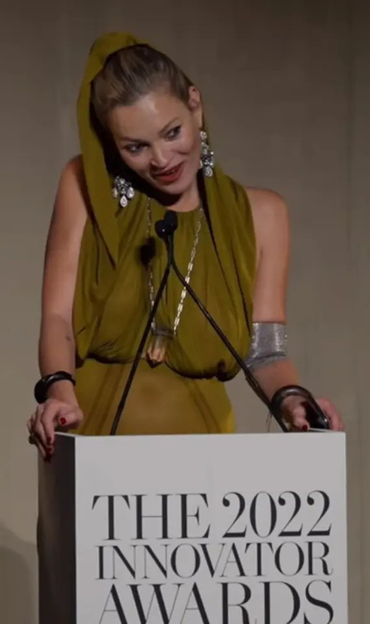 Kate Moss có cử chỉ kỳ quặc khi phát biểu - Ảnh 2.