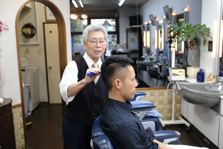 Dịch vụ cắt tóc trong im lặng bất ngờ đắt khách ở Nhật Bản - Ảnh 1.