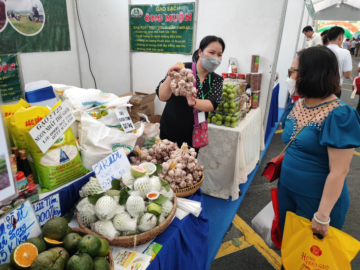 Hồng treo gió Lâm Đồng, mật hoa dừa Trà Vinh, ca cao Đắk Lắk... tại tuần hàng OCOP - Ảnh 7.