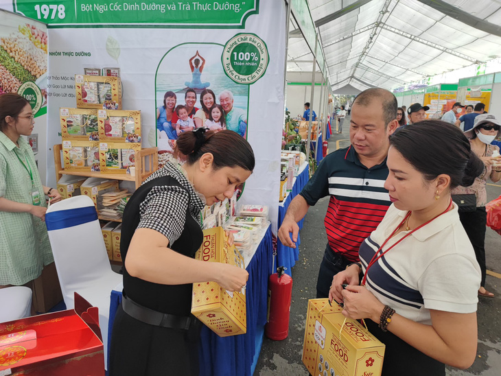 Hồng treo gió Lâm Đồng, mật hoa dừa Trà Vinh, ca cao Đắk Lắk... tại tuần hàng OCOP - Ảnh 3.