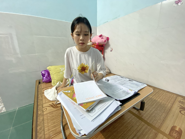 Tân sinh viên xứ Quảng được tặng máy tính, học bổng suốt quá trình học - Ảnh 1.