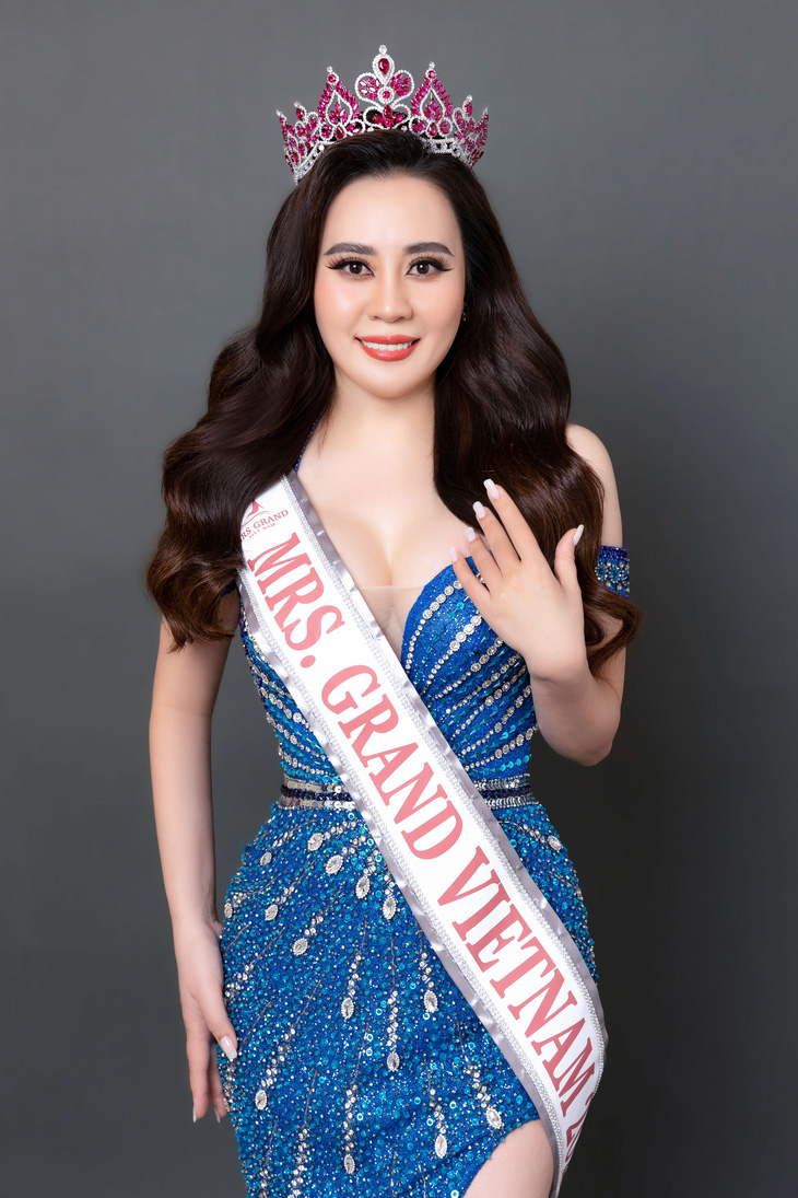 Hoa hậu Phan Kim Oanh chọn váy dạ hội nào đến Mrs Grand International 2022? - Ảnh 2.