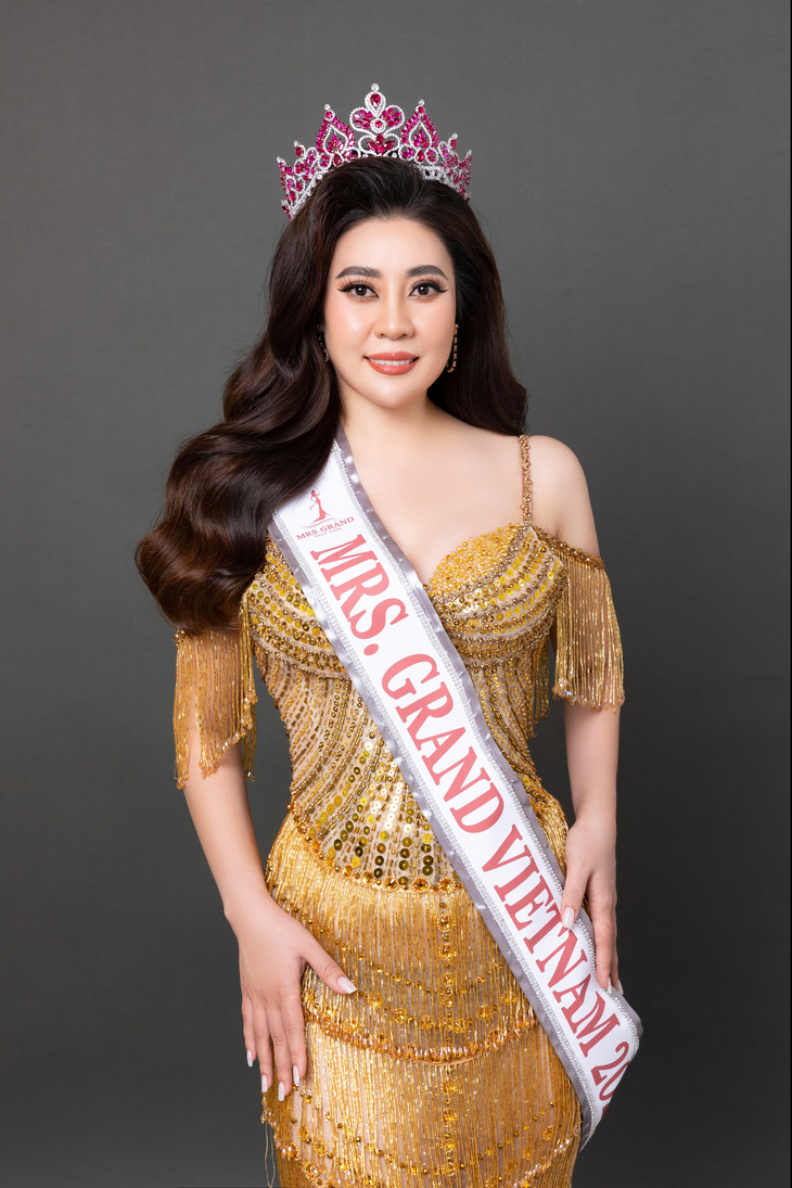 Hoa hậu Phan Kim Oanh chọn váy dạ hội nào đến Mrs Grand International 2022? - Ảnh 1.