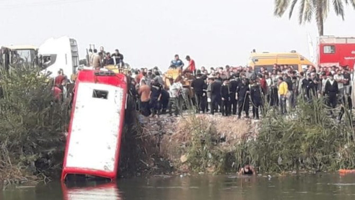 Xe buýt chệch đường cao tốc lao xuống kênh ở Ai Cập, 19 người chết - Ảnh 1.