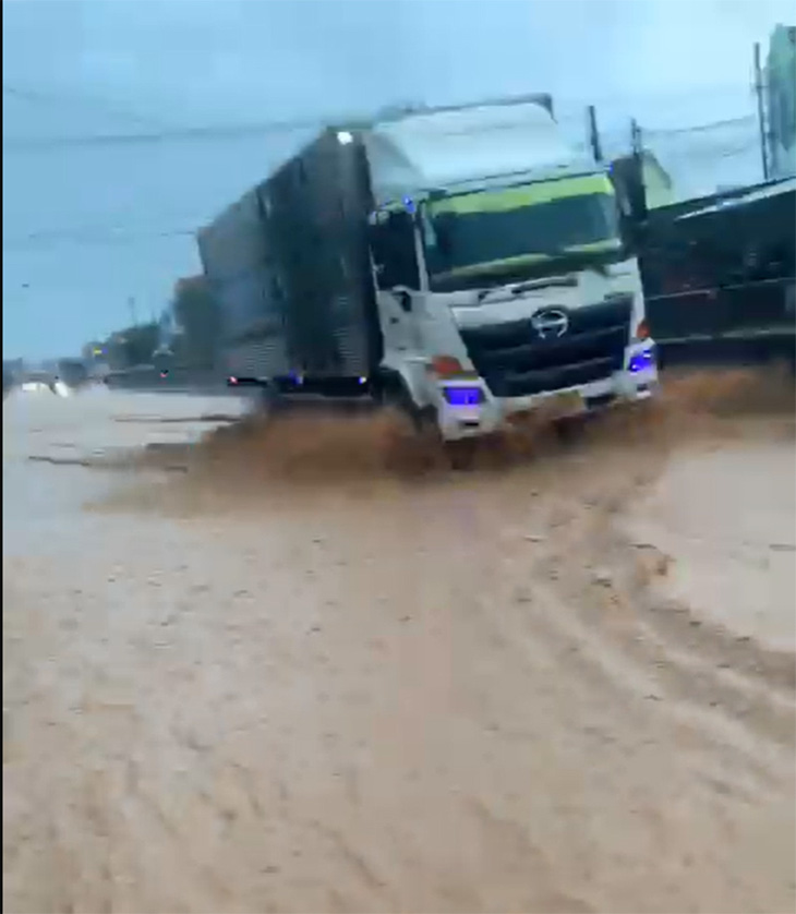Phú Yên: Mưa lớn gây ngập quốc lộ 1, sập 2 nhà, 2 người bị thương - Ảnh 1.