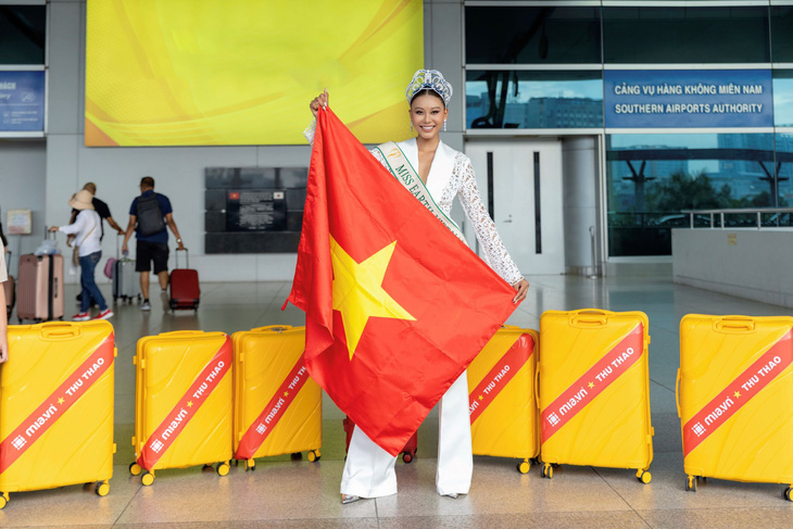 Thạch Thu Thảo diện mốt không nội y bay đi thi Miss Earth 2022 - Ảnh 1.