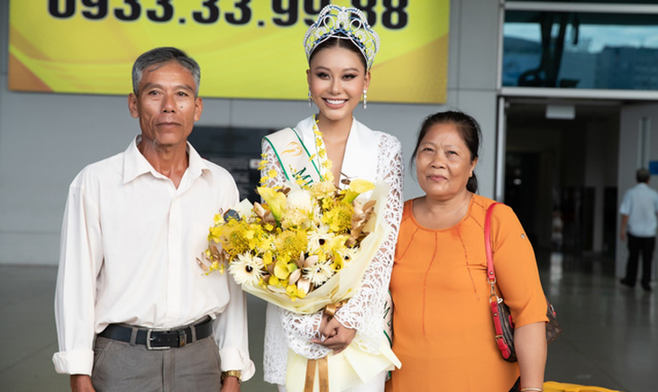 Thạch Thu Thảo diện mốt không nội y bay đi thi Miss Earth 2022 - Ảnh 2.