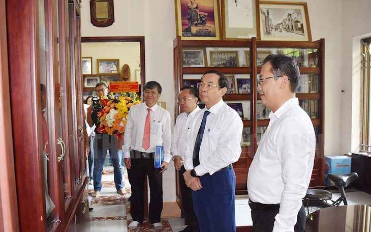 Bí thư Thành ủy Nguyễn Văn Nên thăm nhà giáo, gia đình nhà giáo tiêu biểu