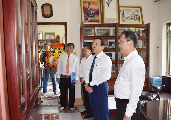Bí thư Thành ủy Nguyễn Văn Nên thăm nhà giáo, gia đình nhà giáo tiêu biểu - Ảnh 1.