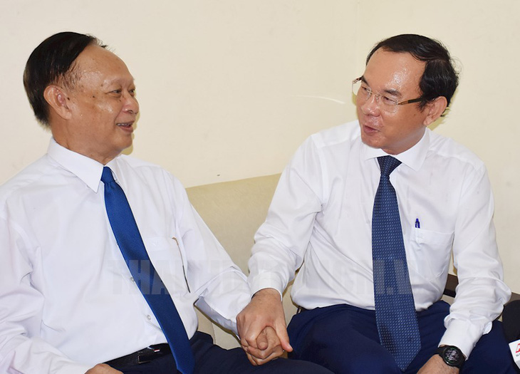 Bí thư Thành ủy Nguyễn Văn Nên thăm nhà giáo, gia đình nhà giáo tiêu biểu - Ảnh 2.