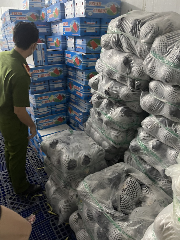 Công an TP.HCM phát hiện một công ty mua 11,7 tấn rau củ trôi nổi trên thị trường - Ảnh 1.