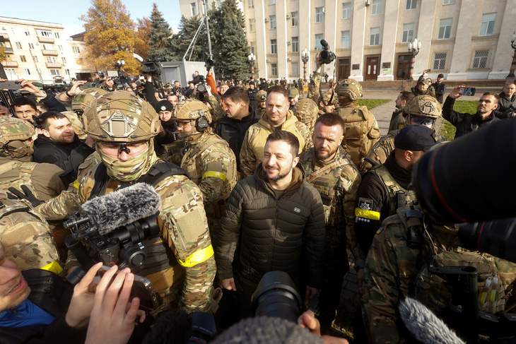 Tổng thống Zelensky tới Kherson: Cảm ơn NATO, HIMARS đến từ Mỹ đã tạo khác biệt - Ảnh 1.