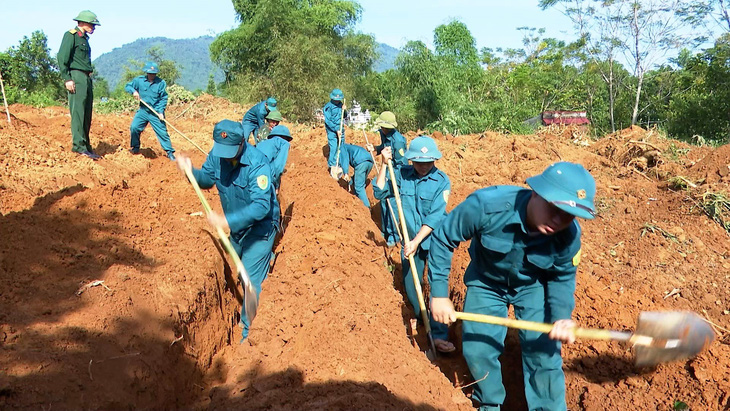 Cất bốc, quy tập 8 hài cốt liệt sĩ trên đồi một nhà dân, có hài cốt còn nguyên trong vải tăng - Ảnh 1.