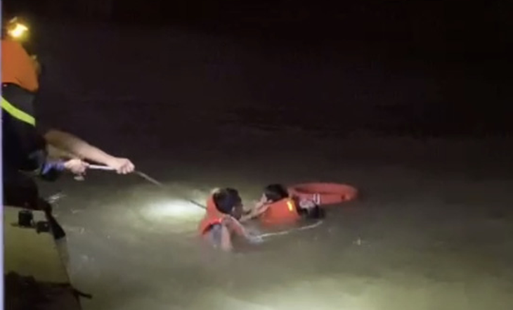 Hai cảnh sát nhảy xuống sông cứu một phụ nữ nhảy cầu - Ảnh 1.