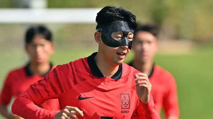 Son Heung Min đeo mặt nạ tập luyện tại Qatar - Ảnh 1.