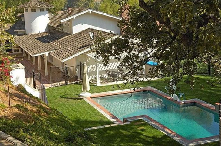 Miley Cyrus shocks with super-huge real estate list - Photo 9.