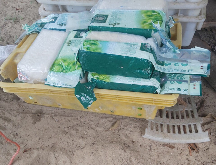 Phát hiện 20 gói tinh thể màu trắng nghi ma túy đá trôi dạt trên biển Quảng Nam - Ảnh 3.