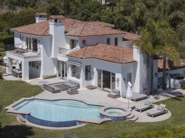 Miley Cyrus shocks with super-huge real estate list - Photo 1.