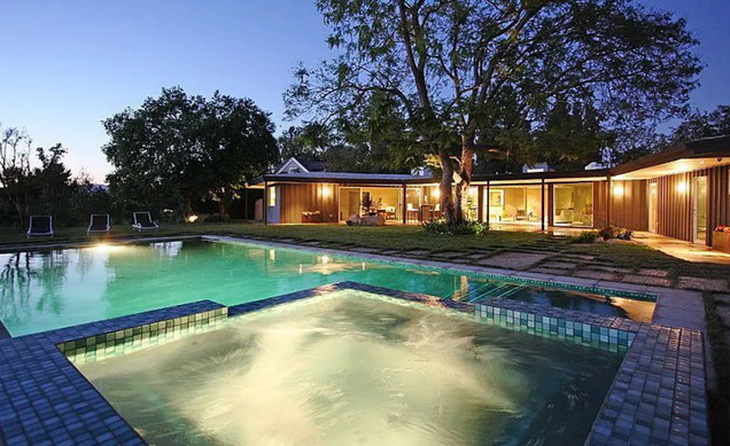 Miley Cyrus shocks with super-huge real estate list - Photo 8.