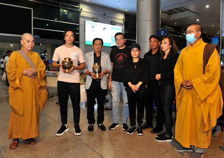 Tro cốt nhạc sĩ Lam Phương đã về đến Việt Nam - Ảnh 2.