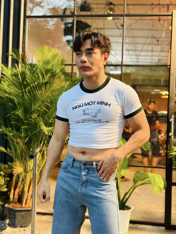 Lê Dương Bảo Lâm bày trò hề khi mặc crop top khoe bụng mỡ - Ảnh 3.