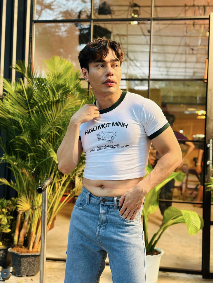 Lê Dương Bảo Lâm bày trò hề khi mặc crop top khoe bụng mỡ - Ảnh 2.