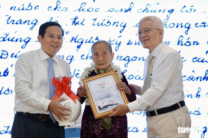 Cụ bà 96 tuổi đoạt giải nhất thi viết Người thầy kính yêu - Ảnh 1.