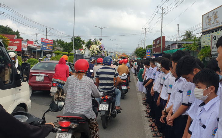 Vụ mượn xe biển số xanh gây tai nạn: Học sinh, thầy cô tiễn đưa nữ sinh tử vong