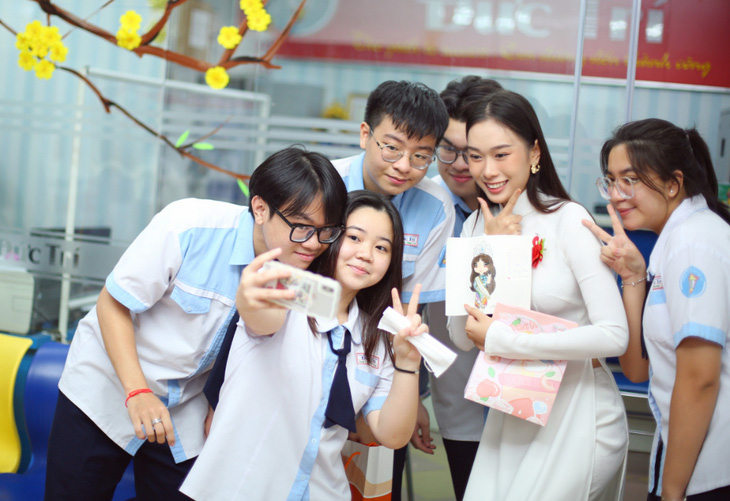 Hoa hậu Ban Mai xinh tươi về thăm trường cũ, giao lưu truyền cảm hứng cho đàn em - Ảnh 3.