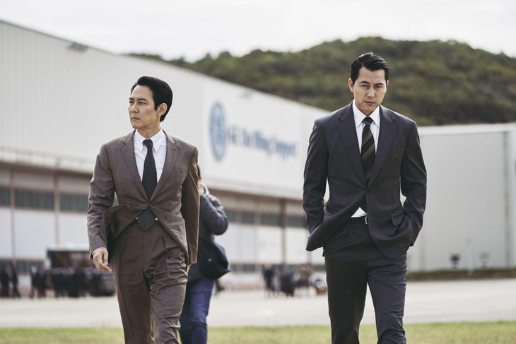 Dàn cameo ‘có tiền không mời nổi’ xuất hiện trong phim đầu tay của Lee Jung Jae - Ảnh 1.