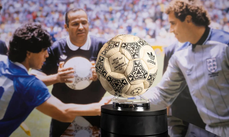 Trái bóng Bàn tay của Chúa gắn với huyền thoại Maradona được bán 2,4 triệu USD - Ảnh 1.