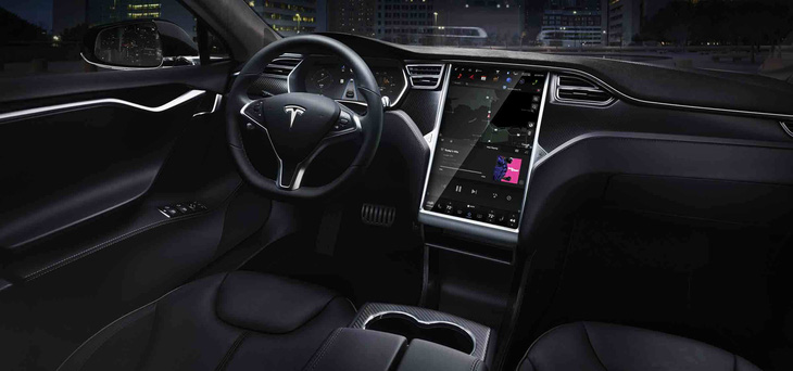 Xe Tesla hiện đại nhưng không phải chủ xe nào cũng biết dùng - Ảnh 2.