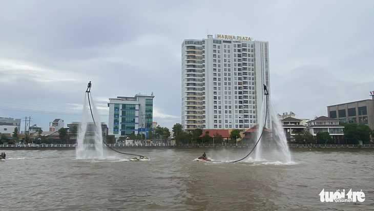 Biểu diễn lướt ván ca nô, ván người bay cao hơn 12m trên sông Hậu - Ảnh 1.