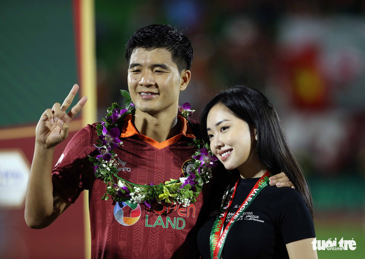 Cầu thủ Bình Định ăn mừng chiếc huy chương đồng sau 16 năm - Ảnh 4.