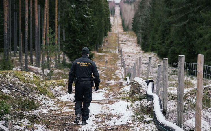 Phần Lan xây hàng rào biên giới với Nga, gắn camera, đèn và loa