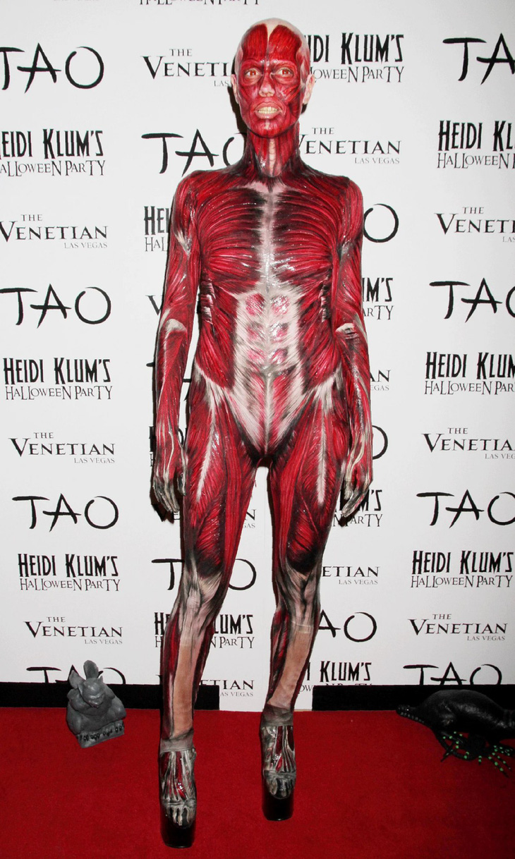 Loạt hóa trang độc nhất vô nhị của ‘nữ hoàng Halloween’ Heidi Klum - Ảnh 12.