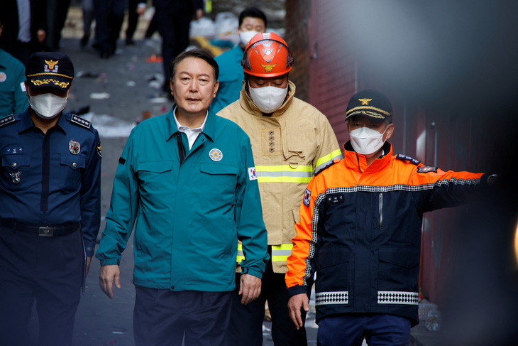 Thảm kịch giẫm đạp ở Hàn Quốc: Cảnh sát nhận được 11 cuộc gọi khẩn nhưng đã không làm gì? - Ảnh 1.