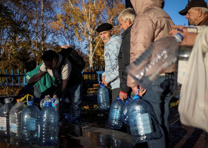 Hạ tầng năng lượng bị phá, thủ đô Ukraine chuẩn bị hơn 1.000 điểm sưởi ấm cho người dân - Ảnh 1.