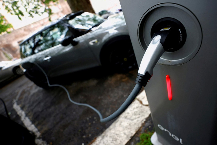 Chi phí sạc xe điện ở Italy đắt hơn tiền mua xăng - Ảnh 1.