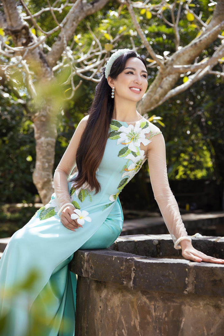 Hoa hậu Ngọc Diễm duyên dáng trong tà áo dài Minh Châu sau kết thúc nhiệm kỳ 14 năm - Ảnh 11.