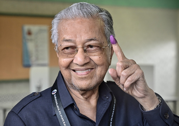 Chính khách 97 tuổi Mahathir Mohamad lần đầu mất ghế ở Quốc hội Malaysia - Ảnh 1.