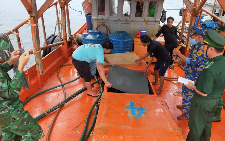 Bắt giữ hai tàu cá chở hơn 60.000 lít dầu DO không hóa đơn chứng từ