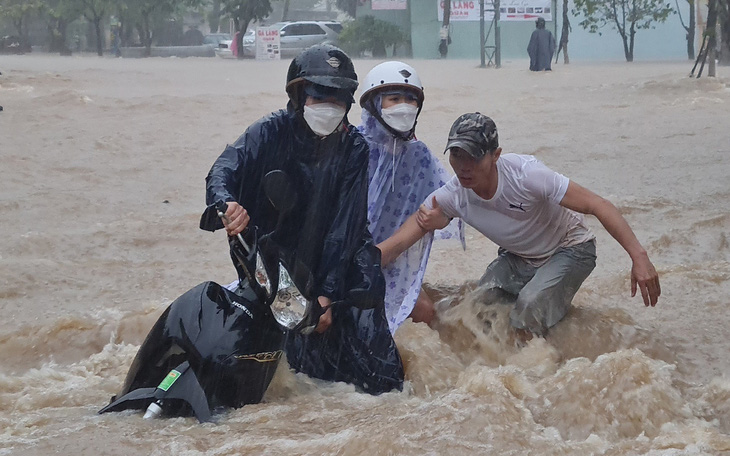 Trận lũ lịch sử ở Ghềnh Ráng, Quy Nhơn ngày 20-11: Vì sao ngay sát biển nhưng vẫn ngập sâu?