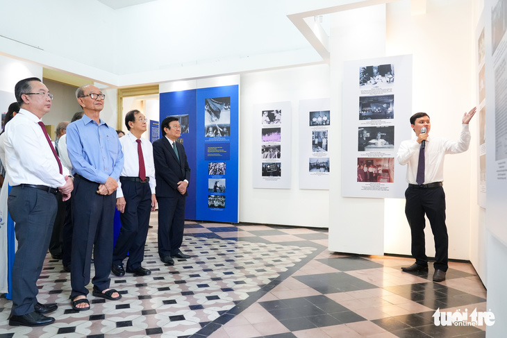 Hai triển lãm với hàng trăm bức ảnh về cố Thủ tướng Võ Văn Kiệt trưng bày ở TP.HCM - Ảnh 4.