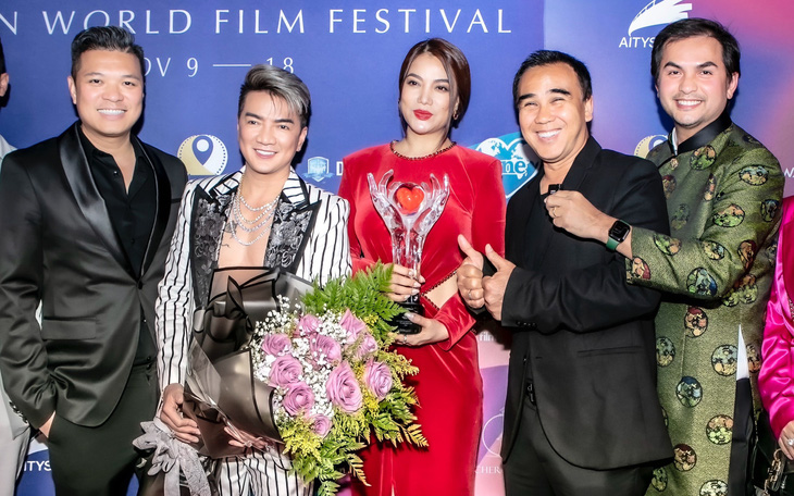 "Chủ tịch" Trương Ngọc Ánh hội ngộ dàn sao Việt tại Liên hoan phim thế giới châu Á