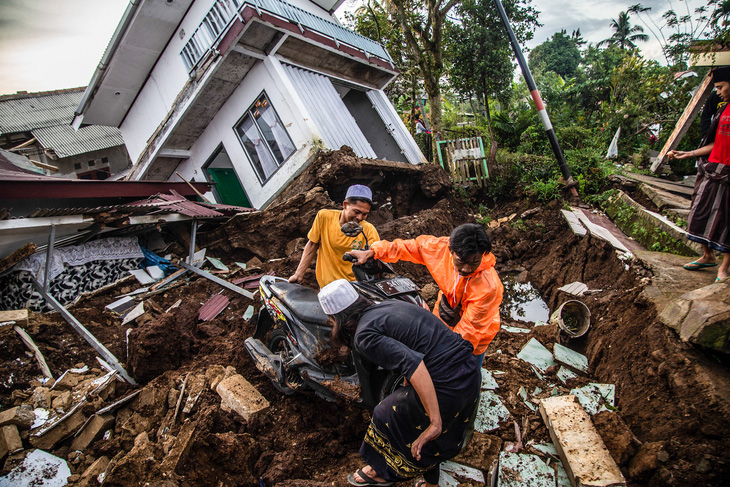 Tổng thống Indonesia đi đường bộ đến thăm hiện trường động đất khiến 162 người chết - Ảnh 1.