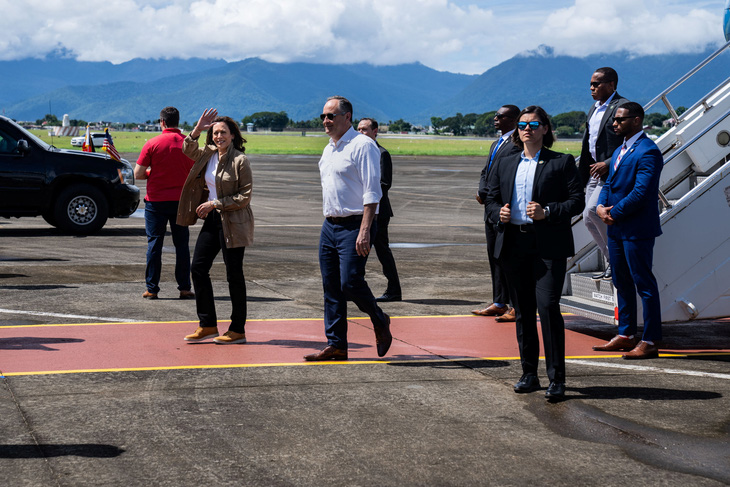 Phó tổng thống Mỹ Kamala Harris đi thăm đảo Philippines ở Biển Đông - Ảnh 1.